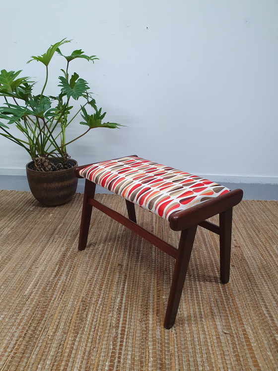 Image 1 of Mid-Century Vintage Voetenbank Met Nieuwe Retro Bekleding.