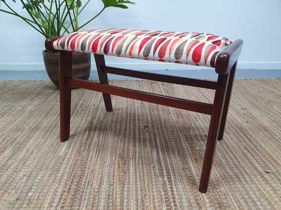 Image 1 of Mid-Century Vintage Voetenbank Met Nieuwe Retro Bekleding.