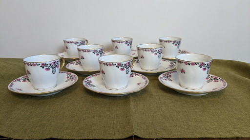 18-delig porseleinen koffieservies gesigneerd "Aux Lions de Faïence Paris".