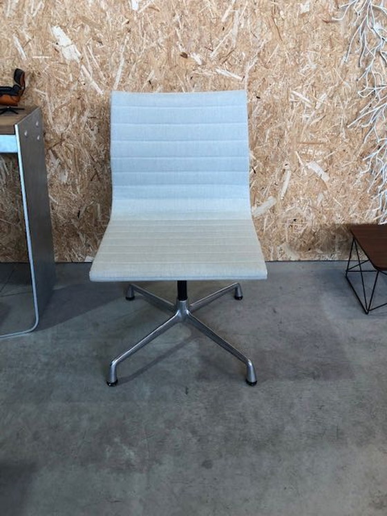 Image 1 of Vitra Eames EA101 stoel