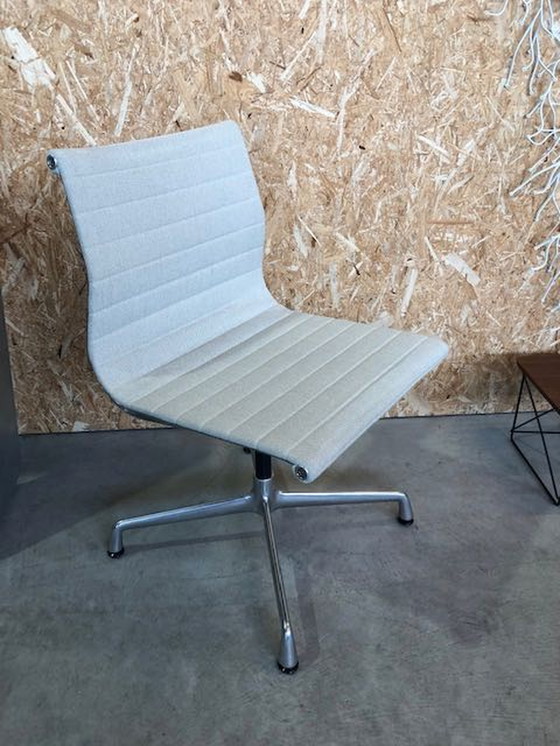 Image 1 of Vitra Eames EA101 stoel