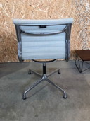 Vitra Eames EA101 stoel