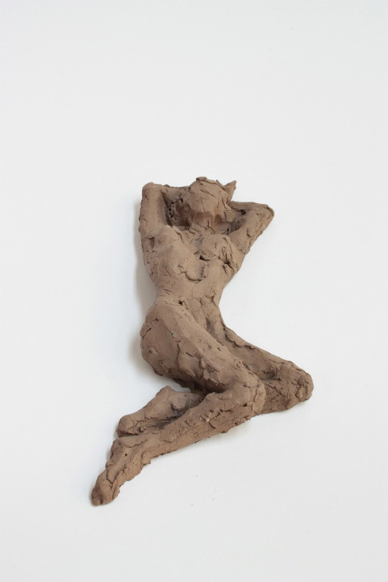 Image 1 of Yolande Ide (1931) - Terracotta sculptuur van een liggende vrouw