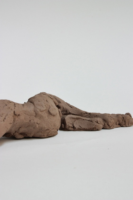 Image 1 of Yolande Ide (1931) - Terracotta sculptuur van een liggende vrouw