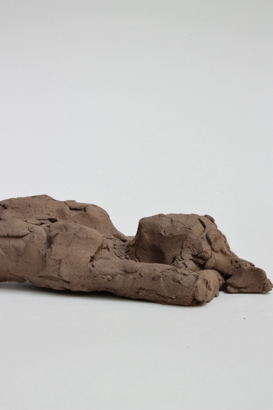 Image 1 of Yolande Ide (1931) - Terracotta sculptuur van een liggende vrouw