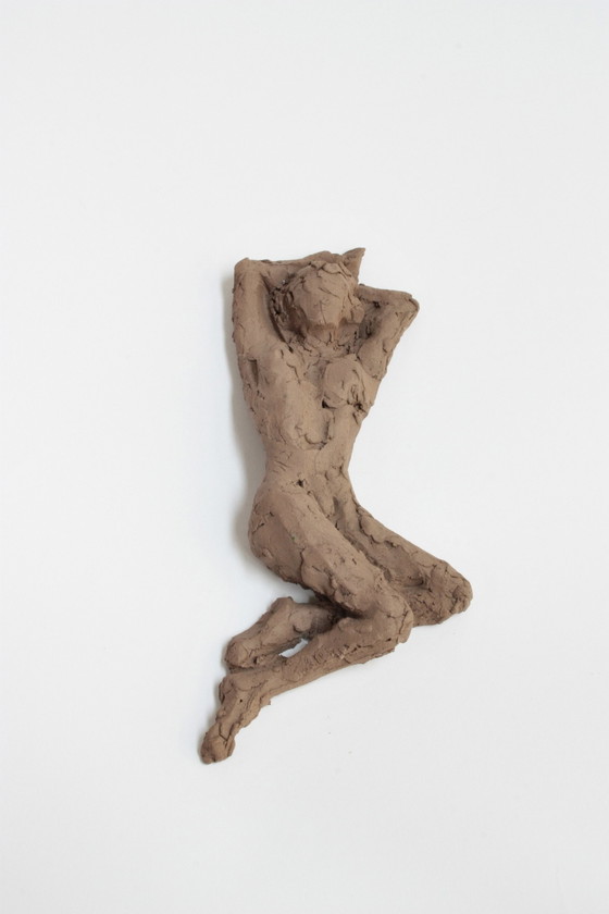 Image 1 of Yolande Ide (1931) - Terracotta sculptuur van een liggende vrouw