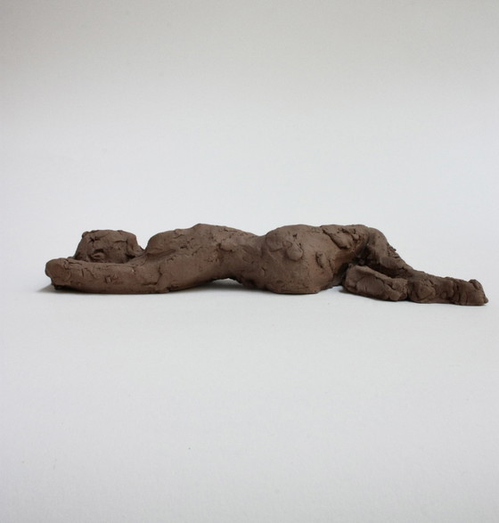 Image 1 of Yolande Ide (1931) - Terracotta sculptuur van een liggende vrouw