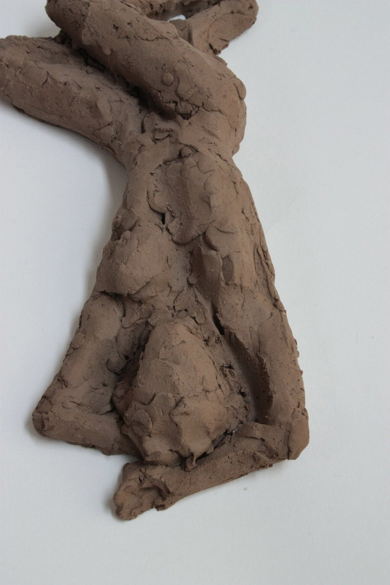 Image 1 of Yolande Ide (1931) - Terracotta sculptuur van een liggende vrouw