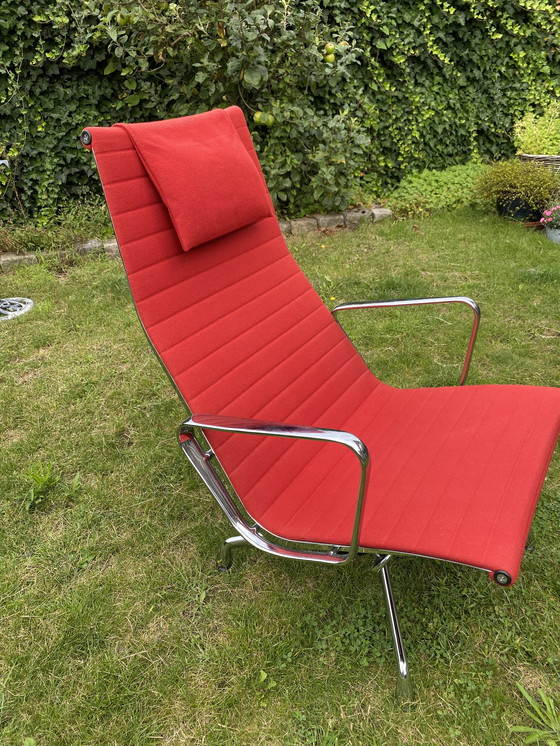 Image 1 of Vitra Eames EA lounge stoel 124 en hocker 125