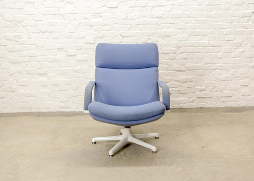 Mid Century Nederlands ontwerp lavendelblauwe draaifauteuil F141 van Geoffrey Harcourt voor Artifort, 1960