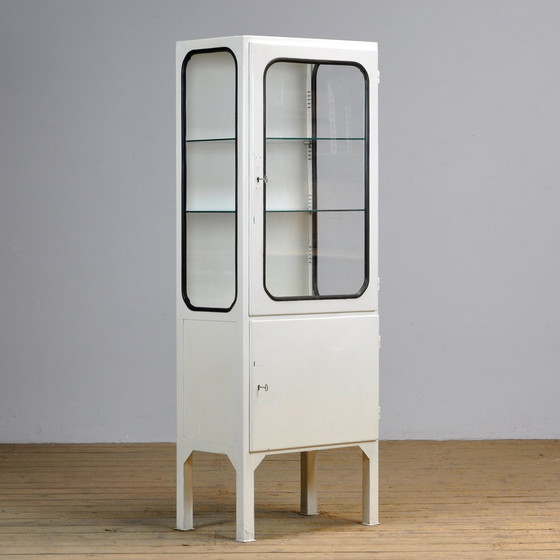 Image 1 of Vintage medisch kabinet van ijzer en glas, jaren 1970