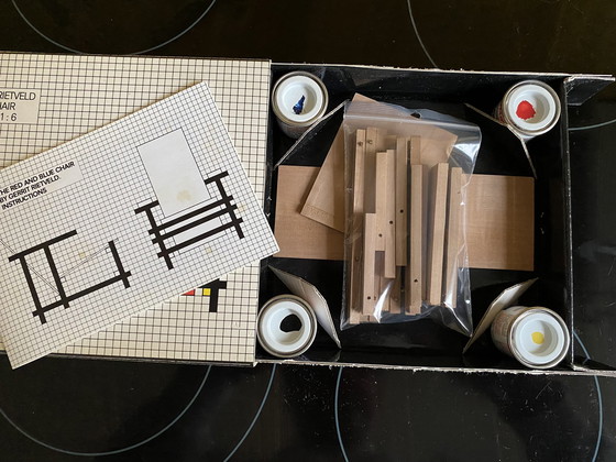 Image 1 of Gerrit Rietveld miniatuur Roodblauwe stoel