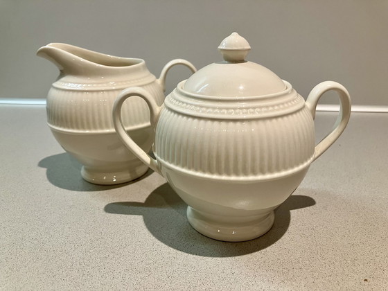 Image 1 of Theeset bestaande uit een theepot, melkkan en suikerpot uit de Wedgwood Windsor serie