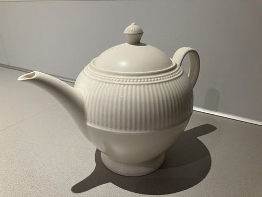 Theeset bestaande uit een theepot, melkkan en suikerpot uit de Wedgwood Windsor serie