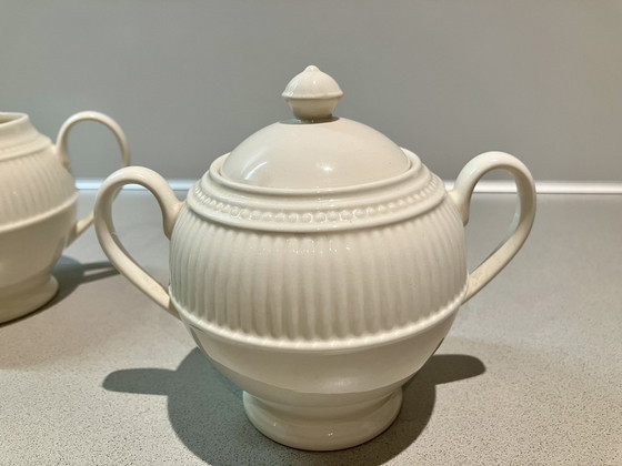 Image 1 of Theeset bestaande uit een theepot, melkkan en suikerpot uit de Wedgwood Windsor serie