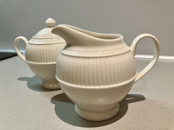 Image 1 of Theeset bestaande uit een theepot, melkkan en suikerpot uit de Wedgwood Windsor serie