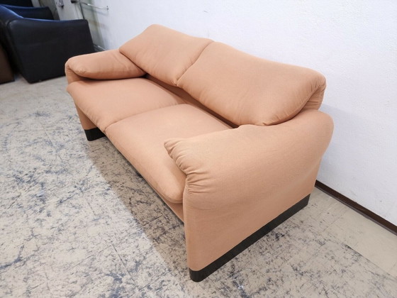 Image 1 of Cassina Maralunga tweezits stoffen designbank Magistretti in abrikoos