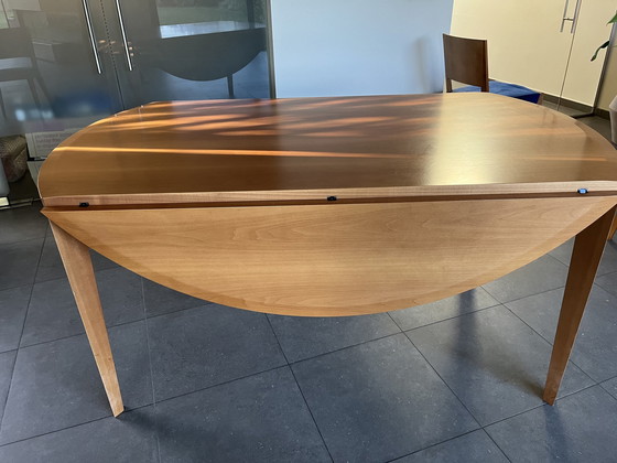 Image 1 of Eettafel- En Bijhorende Stoelen Molteni In Notenlaar