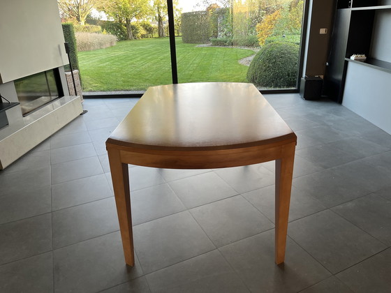 Image 1 of Eettafel- En Bijhorende Stoelen Molteni In Notenlaar