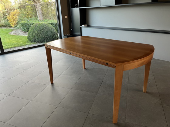 Image 1 of Eettafel- En Bijhorende Stoelen Molteni In Notenlaar