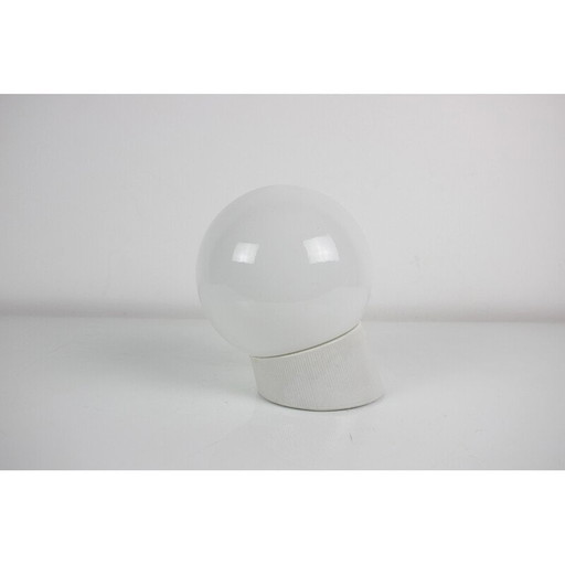 Vintage wandlamp van porselein en opaline glas, Tsjecho-Slowakije 1960