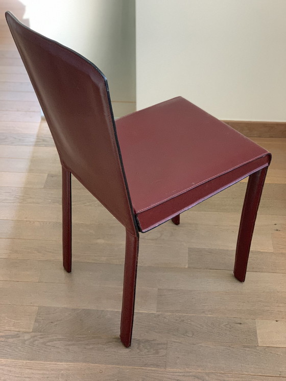 Image 1 of Roberto Barbieri Voor Zanotta - 4 Stoelen "Lea" In Bourgondië. Nieuwprijs momenteel ongeveer €1.237,79 per stoel.