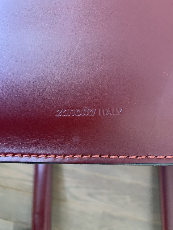 Image 1 of Roberto Barbieri Voor Zanotta - 4 Stoelen "Lea" In Bourgondië. Nieuwprijs momenteel ongeveer €1.237,79 per stoel.