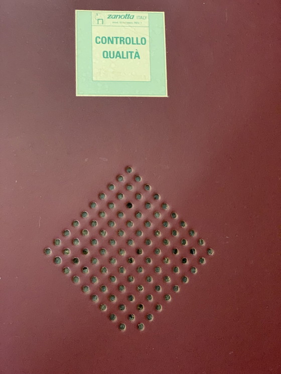 Image 1 of Roberto Barbieri Voor Zanotta - 4 Stoelen "Lea" In Bourgondië. Nieuwprijs momenteel ongeveer €1.237,79 per stoel.