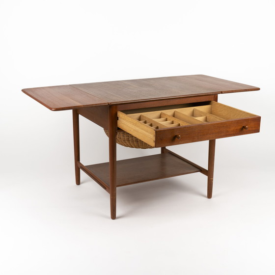 Image 1 of Hans J. Wegner Naaitafel model AT 33