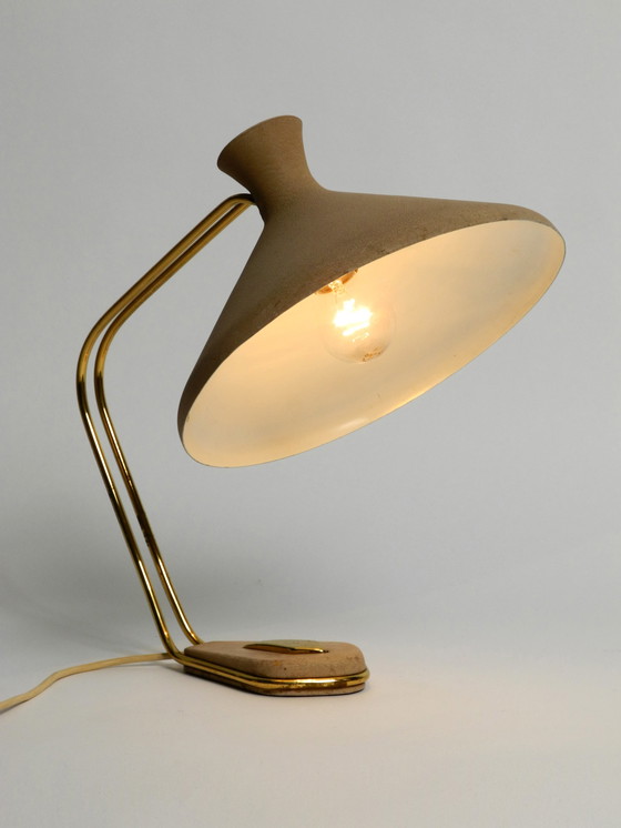 Image 1 of Buitengewone grote Duitse Mid Century Moderne tafel lamp van messing en metaal