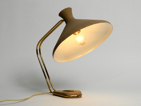 Image 1 of Buitengewone grote Duitse Mid Century Moderne tafel lamp van messing en metaal