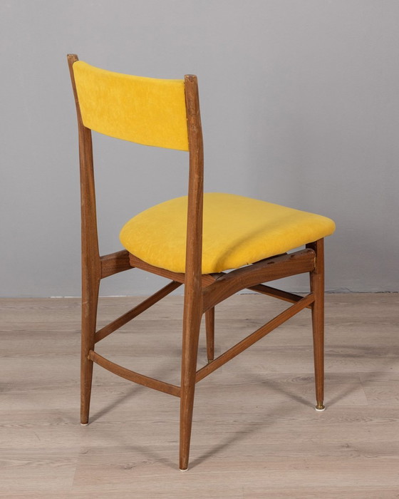 Image 1 of Set van 4 Vintage 60S Stoelen In Hout En Gele Stof Italiaans Ontwerp