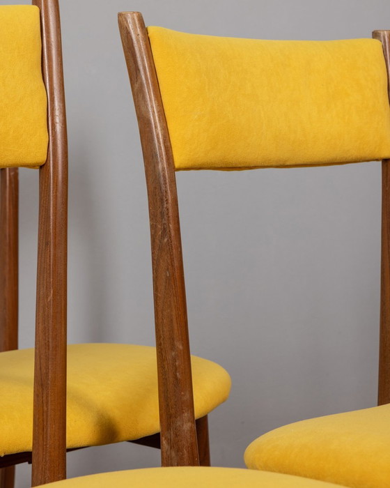 Image 1 of Set van 4 Vintage 60S Stoelen In Hout En Gele Stof Italiaans Ontwerp