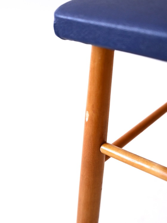 Image 1 of Retro Vintage Houten Krukje Met Donkerblauwe Kunstleren Zitting