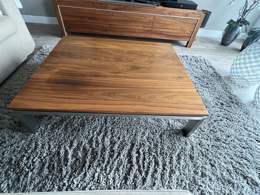 Notenhouten salontafel met RVS onderstel