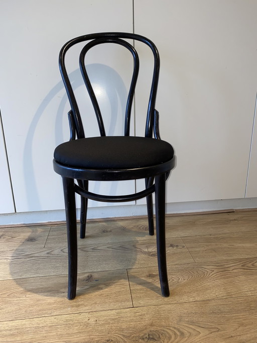 10x Thonet stoelen met nieuwe zwarte stof