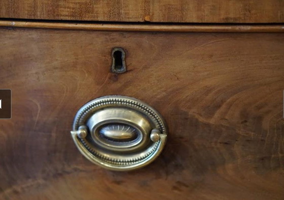 Image 1 of Engelse Bowfront Ladenkast In Mahonie