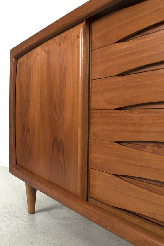 Image 1 of Dyrlund dressoir met schuifdeuren