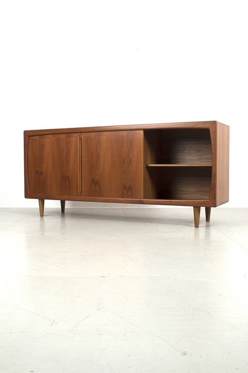 Dyrlund dressoir met schuifdeuren