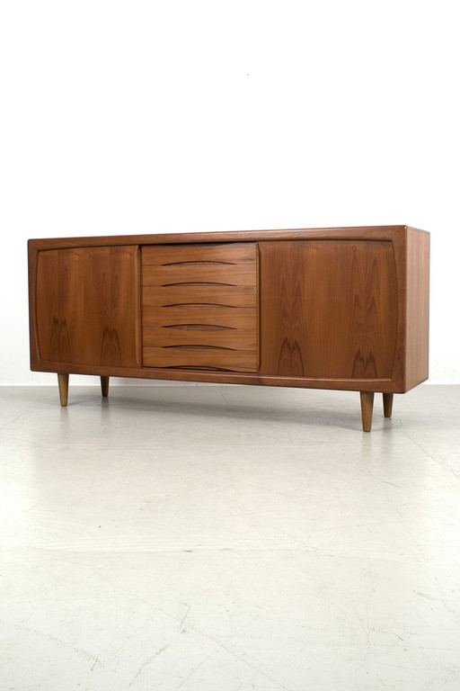 Dyrlund dressoir met schuifdeuren