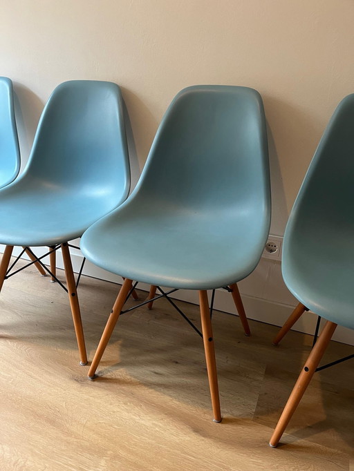 4X Vitra Eames Plastic Chair Turqoiuse En Hout