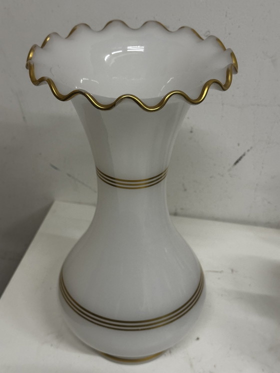 Image 1 of Witte Opaline Cornet Vaas Met Gouden Filets H 34 Cm