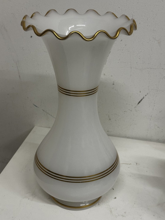 Image 1 of Witte Opaline Cornet Vaas Met Gouden Filets H 34 Cm