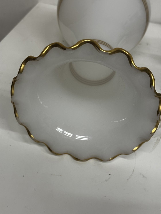 Image 1 of Witte Opaline Cornet Vaas Met Gouden Filets H 34 Cm