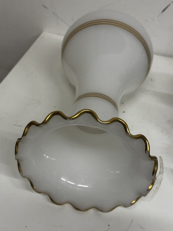 Image 1 of Witte Opaline Cornet Vaas Met Gouden Filets H 34 Cm