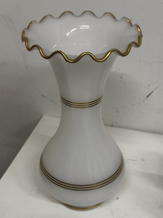 Image 1 of Witte Opaline Cornet Vaas Met Gouden Filets H 34 Cm