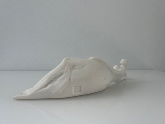 Image 1 of Sculptuur Liggende Vrouw Gestileerd