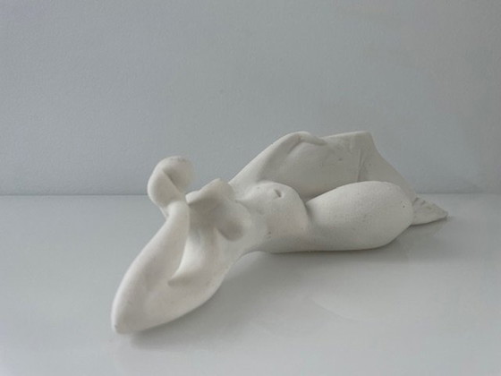 Image 1 of Sculptuur Liggende Vrouw Gestileerd