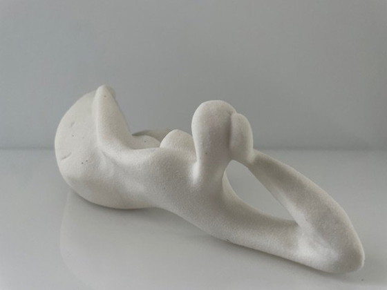 Image 1 of Sculptuur Liggende Vrouw Gestileerd