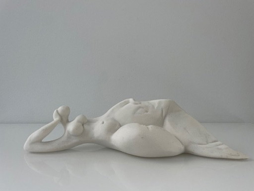 Sculptuur Liggende Vrouw Gestileerd